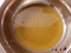 把转化糖浆，花生油，枧水混合均匀。