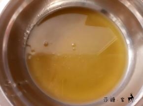 把转化糖浆，花生油，枧水混合均匀。