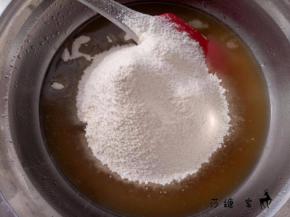 筛入中筋面粉。