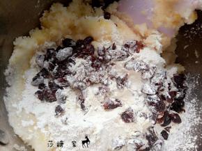 加入熟糯米粉和蔓越莓干拌匀