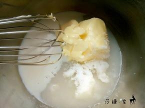 这个期间制作馅，牛奶，黄油，细砂糖放入小奶锅里小火加热至溶化均匀。