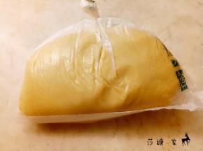 压拌成团后放入保鲜袋里放冰箱冷藏2小时