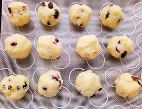 带上手套，分成12份搓成团（每份50克左右）