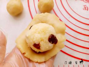 取一份皮双手压扁，包入一份馅。