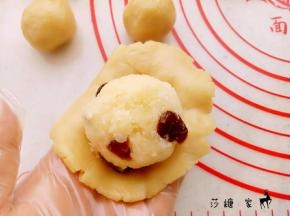 取一份皮双手压扁，包入一份馅。