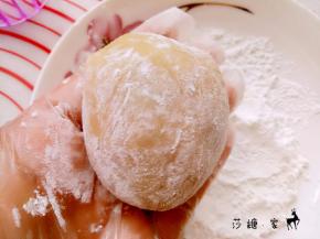 包好后裹一层薄薄的玉米淀粉。