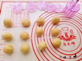 月饼松驰好后分成12份（每份25克左右）