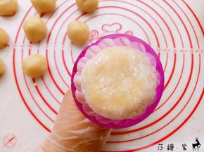 放入阳晨紫水晶月饼模具里，模具好漂亮。