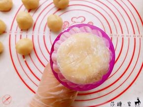 放入阳晨紫水晶月饼模具里，模具好漂亮。