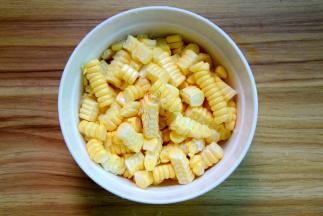 玉米用盐水冲洗剥粒