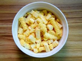 玉米用盐水冲洗剥粒
