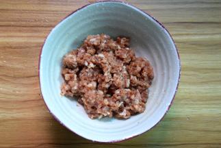 肉末中加入料酒、老抽和1汤匙生抽拌均匀，腌制5分钟