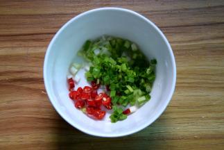 葱切末，辣椒切小圈