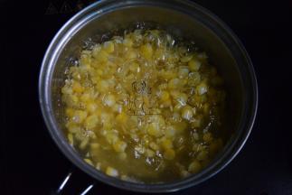 玉米倒入沸水焯熟捞出沥干