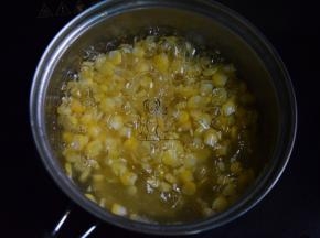 玉米倒入沸水焯熟捞出沥干