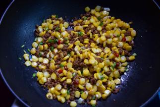 最后调入盐，加入辣椒圈和葱末炒均匀就可以了