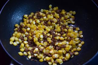 倒入玉米粒翻炒一会儿