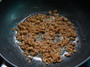 锅中加少许油烧热，倒入肉末快速炒散，炒到肉变色肉粒酥干
