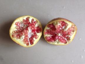 从中间划一刀，将石榴对分为两半