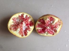 从中间划一刀，将石榴对分为两半