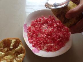 用大汤匙敲外壳，果肉就能剥离出来