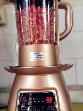 盖上盖子，放到破壁机底座上，选择果汁键，两分钟时间，果汁就榨好了