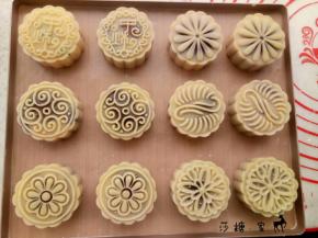 把月饼直接压到烤盘里。
