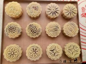 把月饼直接压到烤盘里。