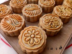 烤箱190度预热10分钟。中层190度烤5分钟定型后取出，表面刷薄薄一层蛋黄液（蛋黄液加一点水）再放入烤箱180度烤13分钟。