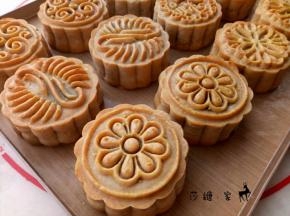 烤箱190度预热10分钟。中层190度烤5分钟定型后取出，表面刷薄薄一层蛋黄液（蛋黄液加一点水）再放入烤箱180度烤13分钟。