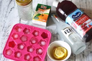 准备好所需材料，蔓越莓浓缩汁，锐澳，橙汁提前冷藏