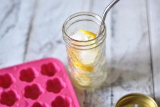 杯中放入一层冰块一层腌制柠檬片