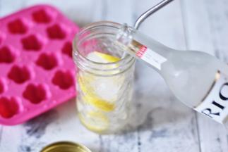 倒入冷藏过的RIO锐澳水果鸡尾酒（混合味）