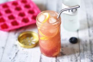 最后倒入蔓越莓浓缩汁