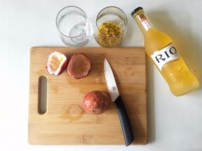 百香果对半切，挖出果肉汁水