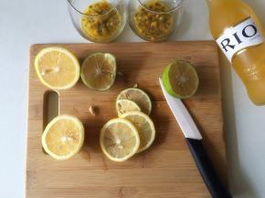 柠檬切片放入杯中