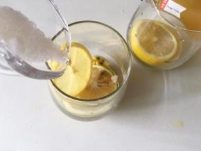 加入白砂糖，搅拌一下