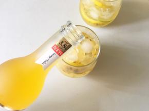 倒入香橙伏特加味鸡尾酒