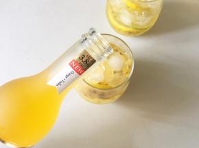 倒入香橙伏特加味鸡尾酒