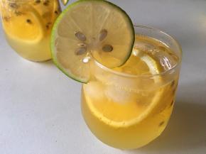 最后插上青柠檬片做装饰