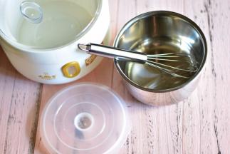 将酸奶机中的不锈钢碗和打蛋器用开水彻底消毒，沥干