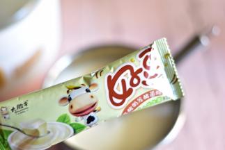 加入豆酸奶发酵菌粉一包30g，搅拌均匀至菌粉完全溶化