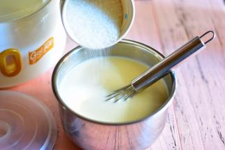 加入糖继续搅拌直至白砂糖完全溶化，倒入剩余的豆浆继续搅拌混合均匀