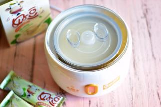 放入酸奶机中，插上电源恒温发酵6-8小时