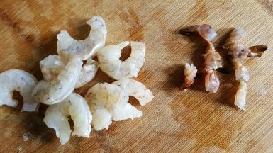 1．取八个黑虎虾仁洗净去虾线，把尾部去掉备用。