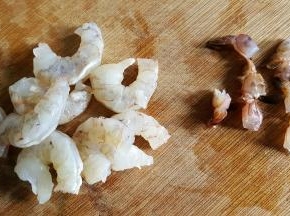 1．取八个黑虎虾仁洗净去虾线，把尾部去掉备用。