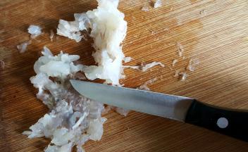 2．用刀碾压虾肉，再简单剁几下。