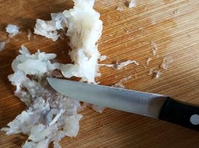 2．用刀碾压虾肉，再简单剁几下。