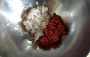 3．取适量牛肉馅，牛肉虾肉比为1:1。