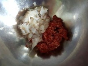 3．取适量牛肉馅，牛肉虾肉比为1:1。